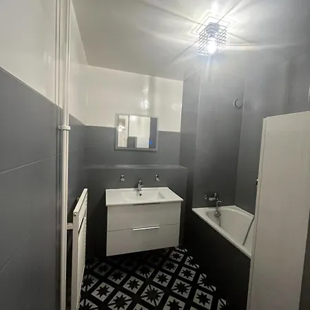 5 Center Of Geneva, 115 M2 , Private Parking Appartement